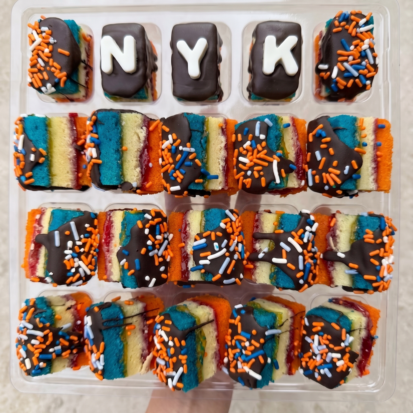 LIMITED - New York Knicks Rainbow Cookies - 20 Pack – Zola Bakes